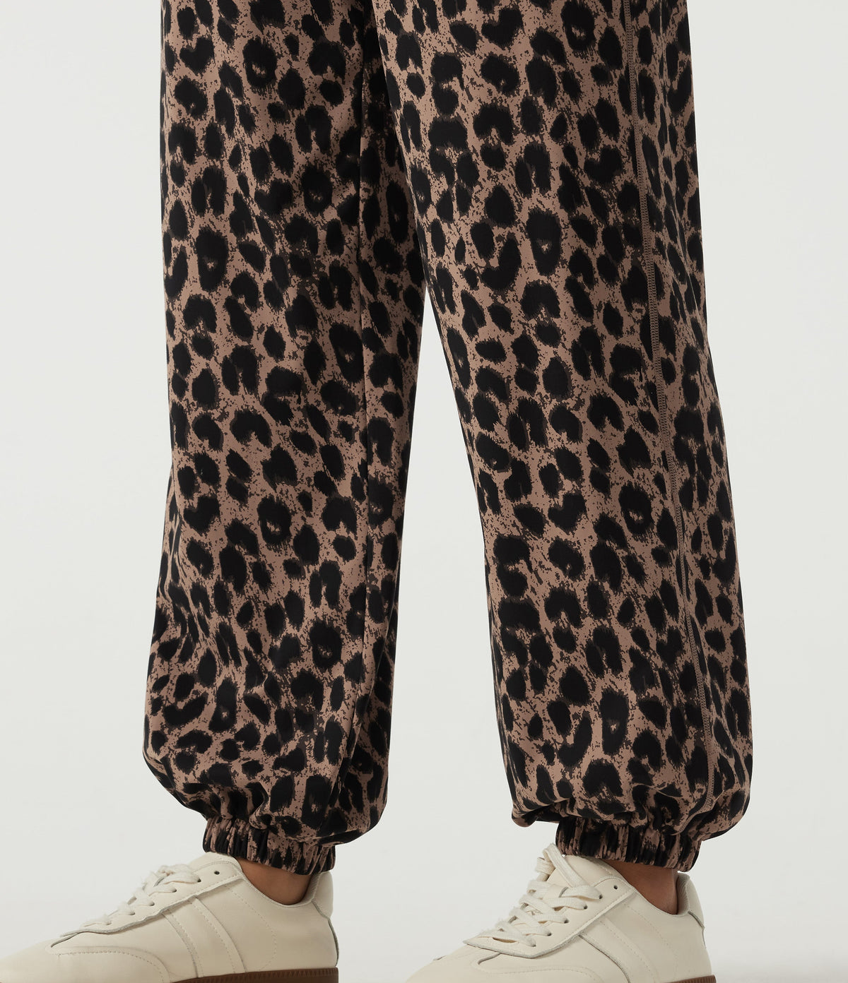 Joggebukser med høyt liv og leopardmønster – Karamellfarget leopard – Maja Oslo
