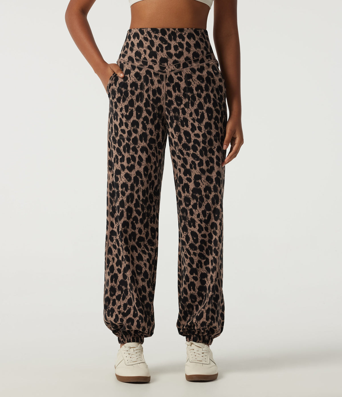 Joggebukser med høyt liv og leopardmønster – Karamellfarget leopard – Maja Oslo