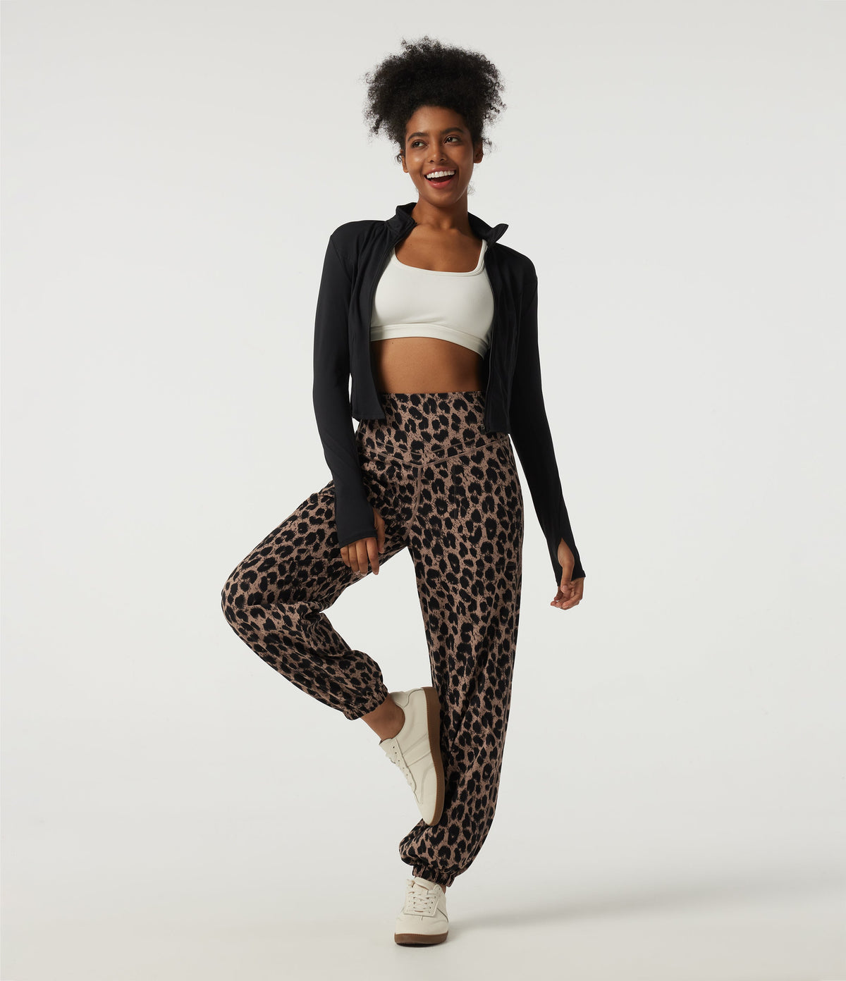 Joggebukser med høyt liv og leopardmønster – Karamellfarget leopard – Maja Oslo